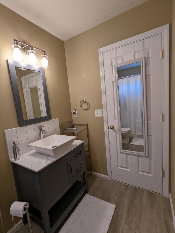 Contemporary 2-Bedroom Close To Downtown, Dining Eugene Ngoại thất bức ảnh