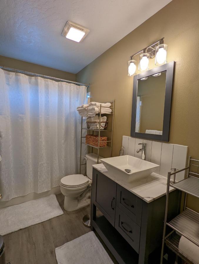 Contemporary 2-Bedroom Close To Downtown, Dining Eugene Ngoại thất bức ảnh